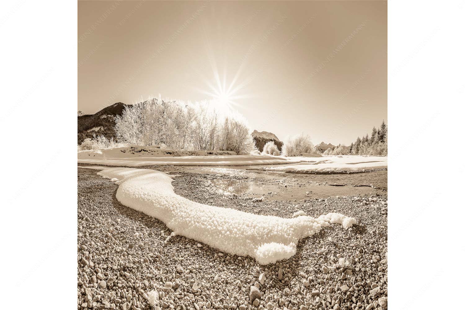 Kristallteppich – Seitenverhältnis 1:1 — Schnee an der Isar Isar miit Karwendel und Arnspitzen