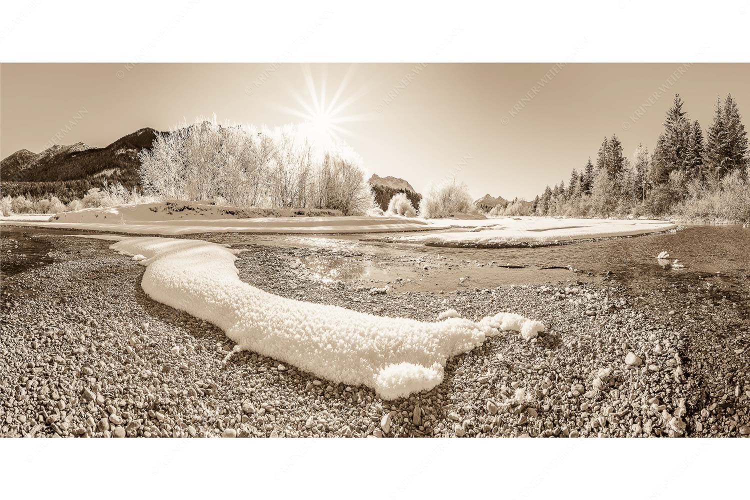 Kristallteppich – Seitenverhältnis 2:1 — Schnee an der Isar Isar miit Karwendel und Arnspitzen
