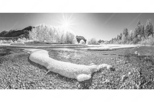 Isar miit Karwendel und Arnspitzen - Kristallteppich - Seitenverhältnis 2:1 - Schnee an der Isar - weitere Infos unter https://www.kriner-weiermann.de