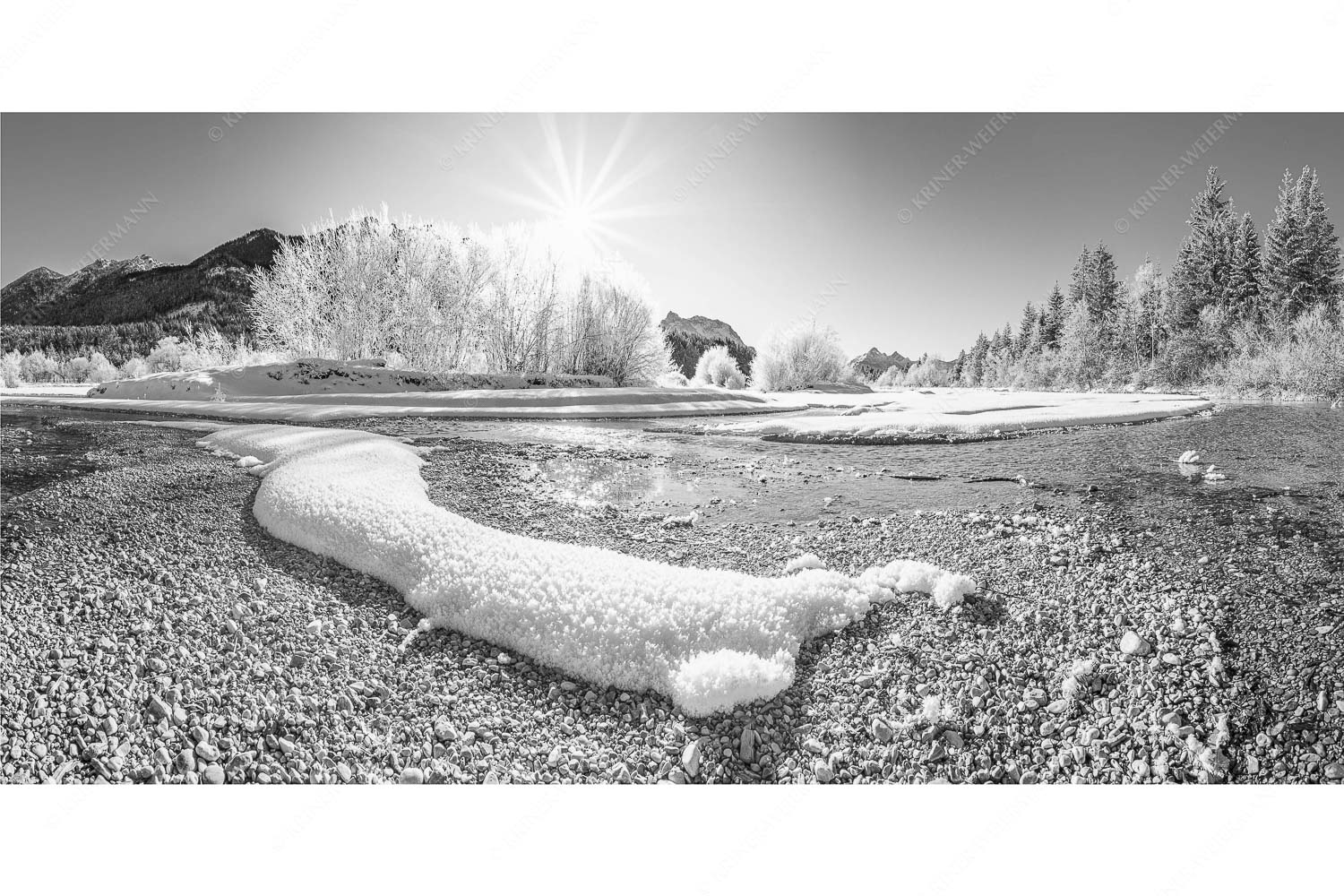 Kristallteppich – Seitenverhältnis 2:1 — Schnee an der Isar Isar miit Karwendel und Arnspitzen