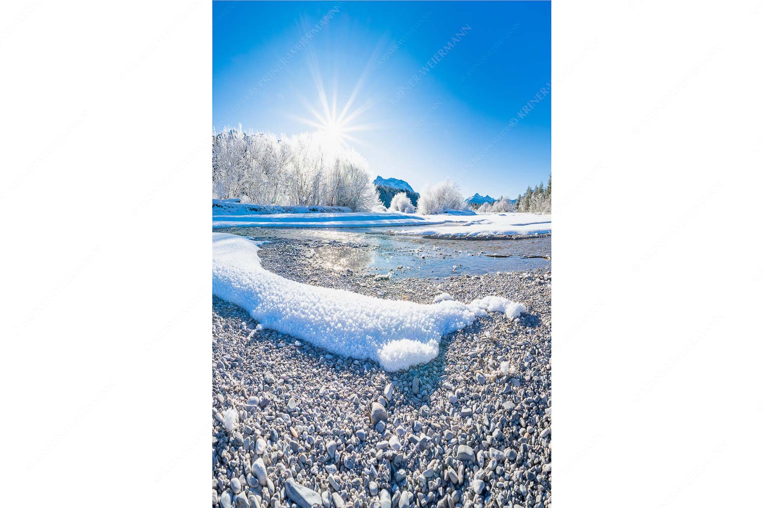 Kristallteppich – Seitenverhältnis 2:3 — Schnee an der Isar Isar miit Karwendel und Arnspitzen