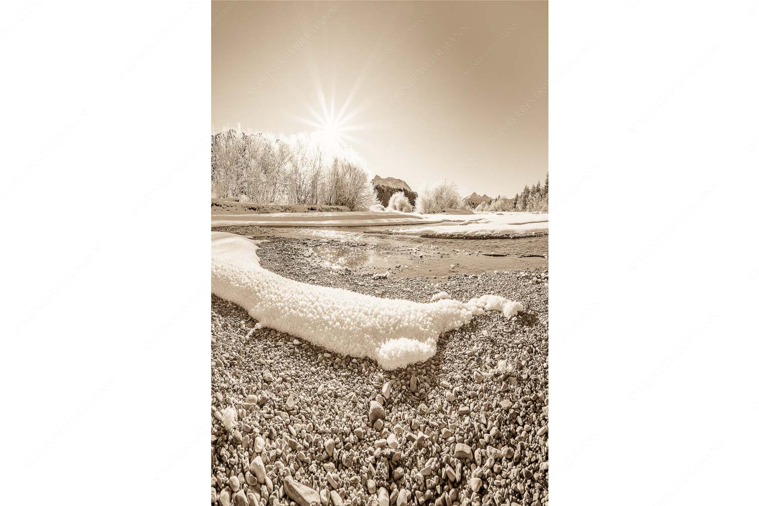 Kristallteppich – Seitenverhältnis 2:3 — Schnee an der Isar Isar miit Karwendel und Arnspitzen