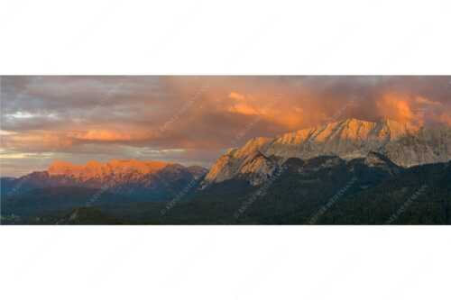 Abendrot im Wetterstein- und Karwendelgebirge - Kurzes Spektakel - Seitenverhältnis 3:1 - Abendstimmung am Wetterstein - weitere Infos unter https://www.kriner-weiermann.de