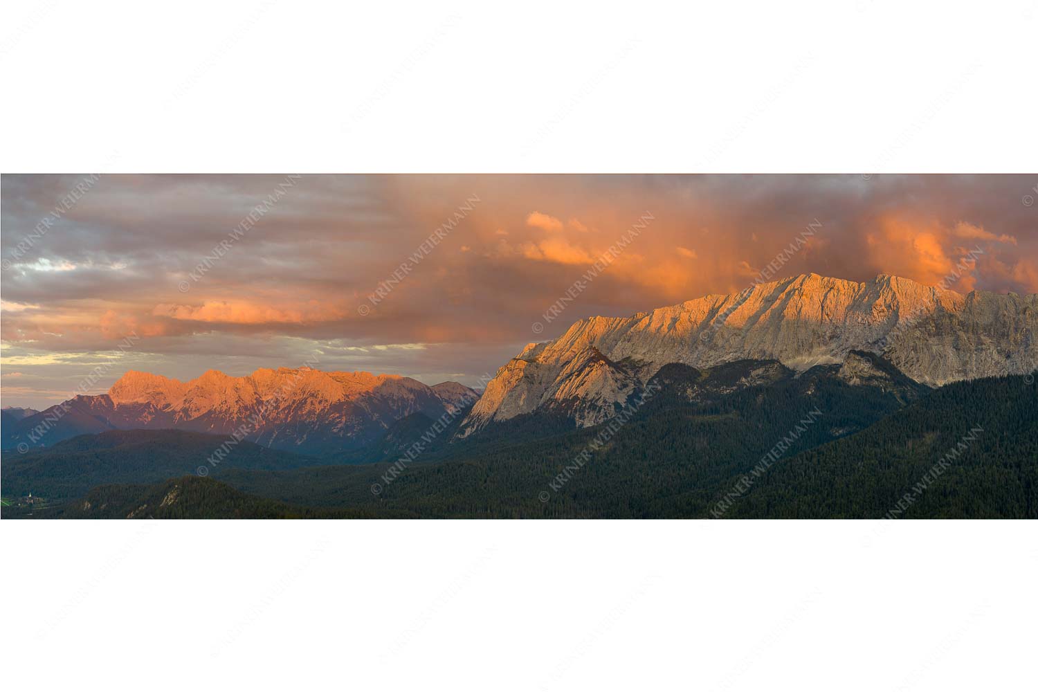 Kurzes Spektakel – Seitenverhältnis 3:1 — Abendstimmung am Wetterstein Abendrot im Wetterstein- und Karwendelgebirge