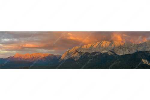 Abendrot im Wetterstein- und Karwendelgebirge - Kurzes Spektakel - Seitenverhältnis 4:1 - Abendstimmung am Wetterstein - weitere Infos unter https://www.kriner-weiermann.de