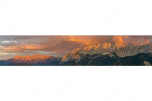 Abendrot im Wetterstein- und Karwendelgebirge - Kurzes Spektakel - Seitenverhältnis 5:1 - Abendstimmung am Wetterstein - weitere Infos unter https://www.kriner-weiermann.de