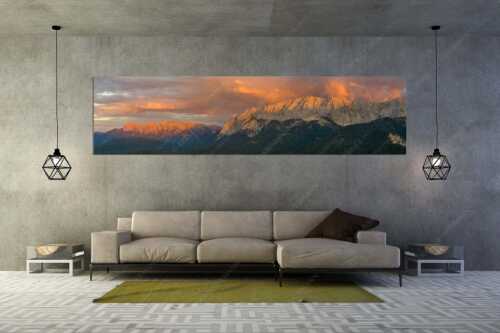 Abendrot im Wetterstein- und Karwendelgebirge - Kurzes Spektakel - Größe ca. 320x80cm, Seitenverhältnis 4:1 - Abendstimmung am Wetterstein - weitere Infos unter https://www.kriner-weiermann.de