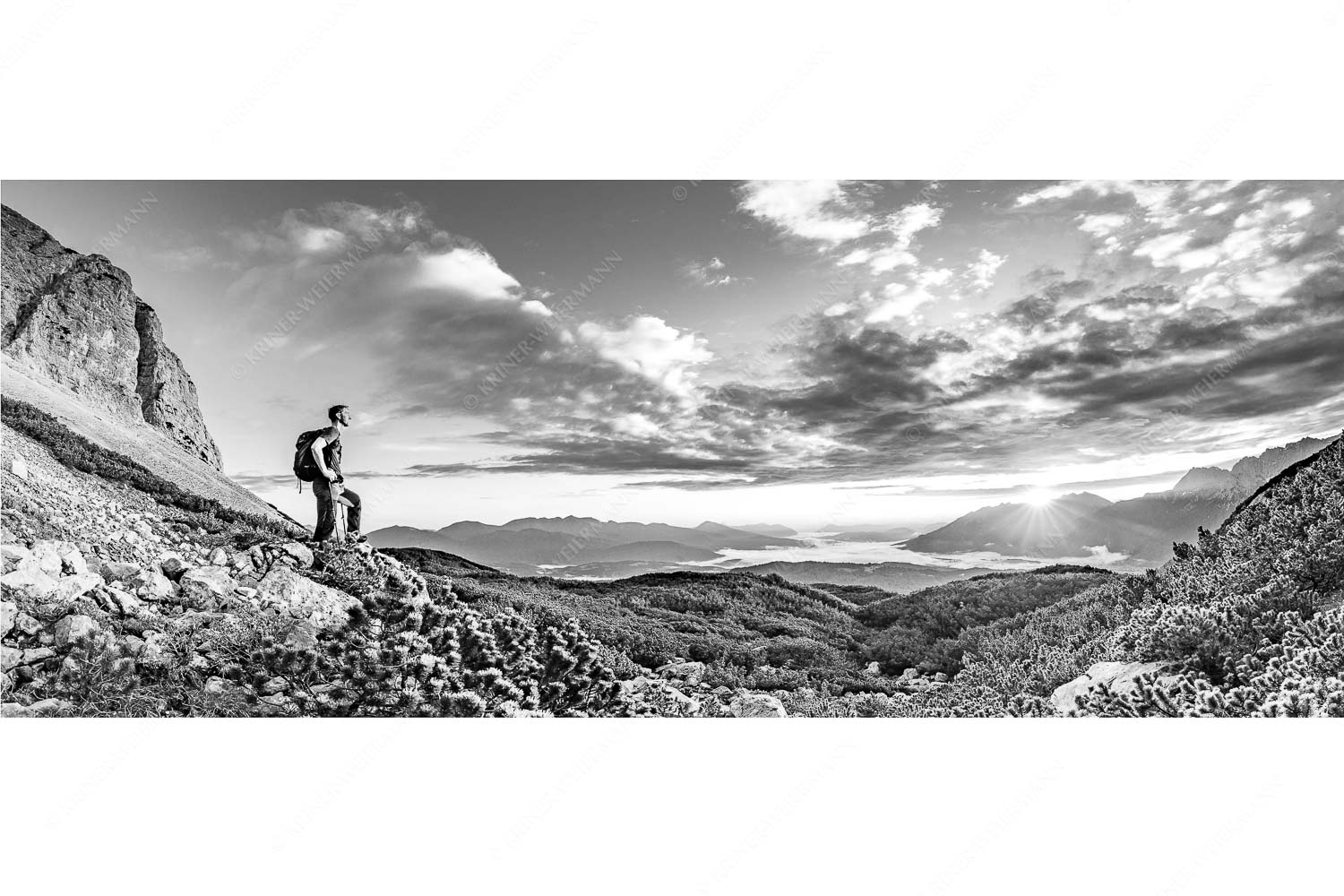 Blick vom Wetterstein über das Obere Isartal in den Sonnenaufgang am Soierngebirge - Latschenmeer - Seitenverhältnis 2,5:1 - Wanderer im Wettersteingebirge - weitere Infos unter https://www.kriner-weiermann.de