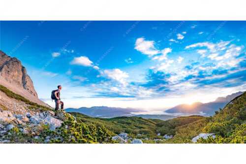 Blick vom Wetterstein über das Obere Isartal in den Sonnenaufgang am Soierngebirge - Latschenmeer - Seitenverhältnis 2:1 - Wanderer im Wettersteingebirge - weitere Infos unter https://www.kriner-weiermann.de