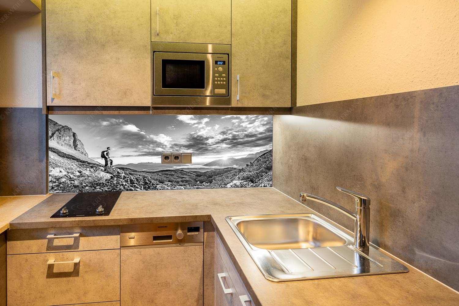 Latschenmeer – Größe ca. 150x60cm, Seitenverhältnis 2,5:1 — Wanderer im Wettersteingebirge Blick vom Wetterstein über das Obere Isartal in den Sonnenaufgang am Soierngebirge - Latschenmeer - Größe ca. 150x60cm, Seitenverhältnis 2,5:1 - Wanderer im Wettersteingebirge - weitere Infos unter https://www.kriner-weiermann.de