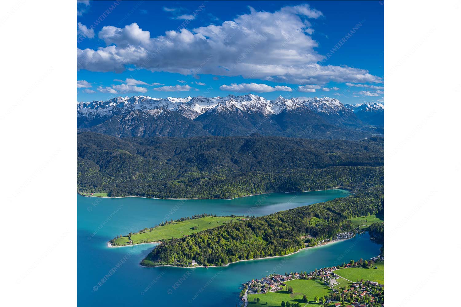 Lebenskraft – Seitenverhältnis 1:1 — Walchensee mit Karwendel Im Frühling fasziniert der Kontrast zwischen Schnee in den Bergen und dem frischen Grün im Tal