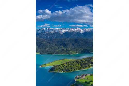 Im Frühling fasziniert der Kontrast zwischen Schnee in den Bergen und dem frischen Grün im Tal - Lebenskraft - Seitenverhältnis 2:3 - Walchensee mit Karwendel - weitere Infos unter https://www.kriner-weiermann.de
