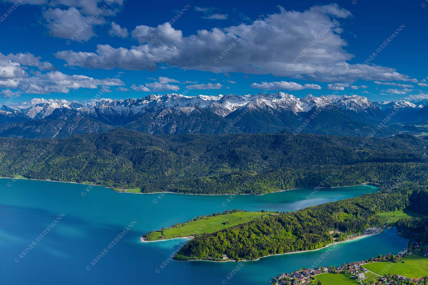 Lebenskraft – Seitenverhältnis 3:2 — Walchensee mit Karwendel Im Frühling fasziniert der Kontrast zwischen Schnee in den Bergen und dem frischen Grün im Tal