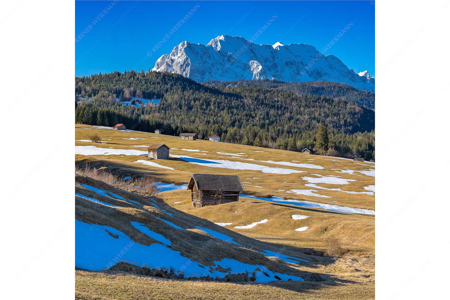 Letzte Reste – Seitenverhältnis 1:1 — Heustadel mit Wettersteingebirge Blick über Buckelwiesen zu den Arnspitzen und Wettersteingebirge