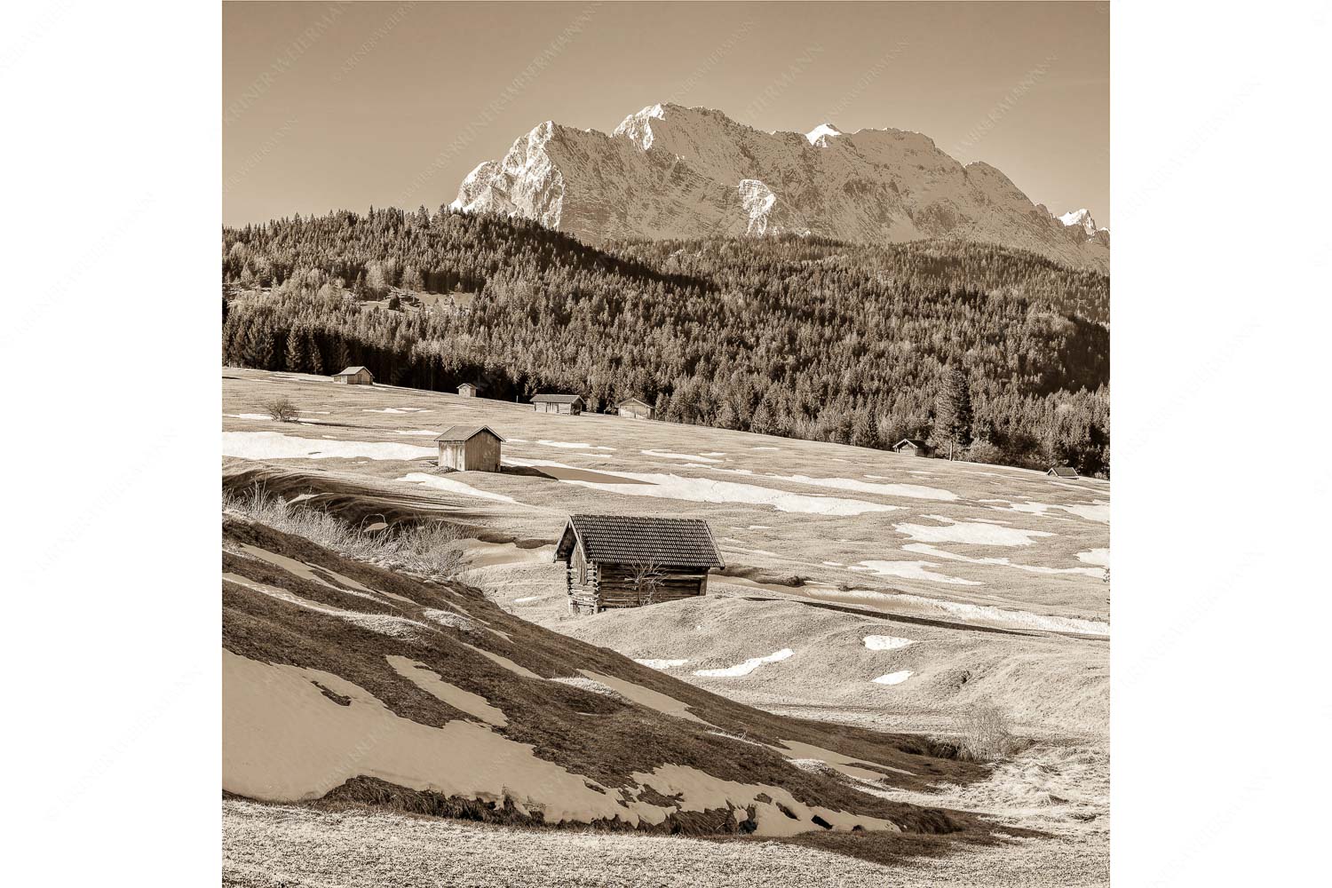 Letzte Reste – Seitenverhältnis 1:1 — Heustadel mit Wettersteingebirge Blick über Buckelwiesen zu den Arnspitzen und Wettersteingebirge