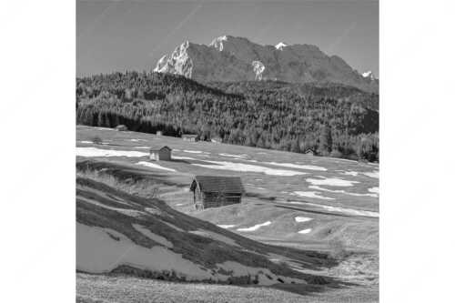 Blick über Buckelwiesen zu den Arnspitzen und Wettersteingebirge - Letzte Reste - Seitenverhältnis 1:1 - Heustadel mit Wettersteingebirge - weitere Infos unter https://www.kriner-weiermann.de