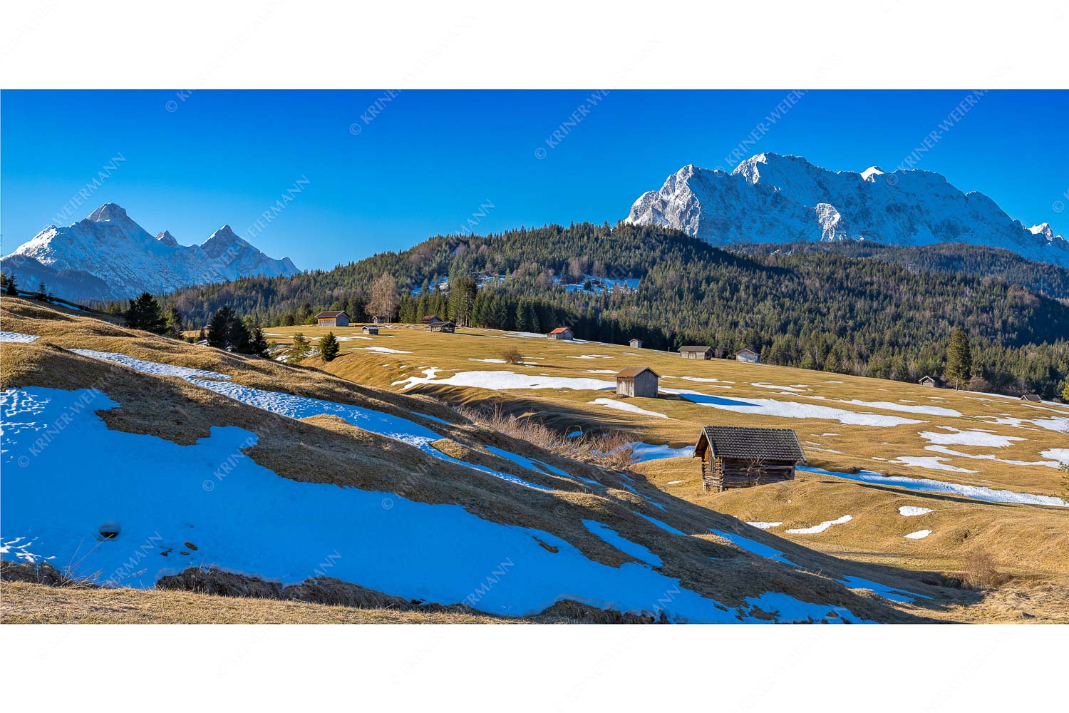 Letzte Reste – Seitenverhältnis 2:1 — Heustadel mit Wettersteingebirge Blick über Buckelwiesen zu den Arnspitzen und Wettersteingebirge