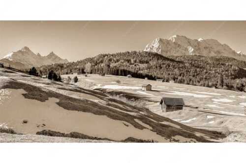 Blick über Buckelwiesen zu den Arnspitzen und Wettersteingebirge - Letzte Reste - Seitenverhältnis 2:1 - Heustadel mit Wettersteingebirge - weitere Infos unter https://www.kriner-weiermann.de