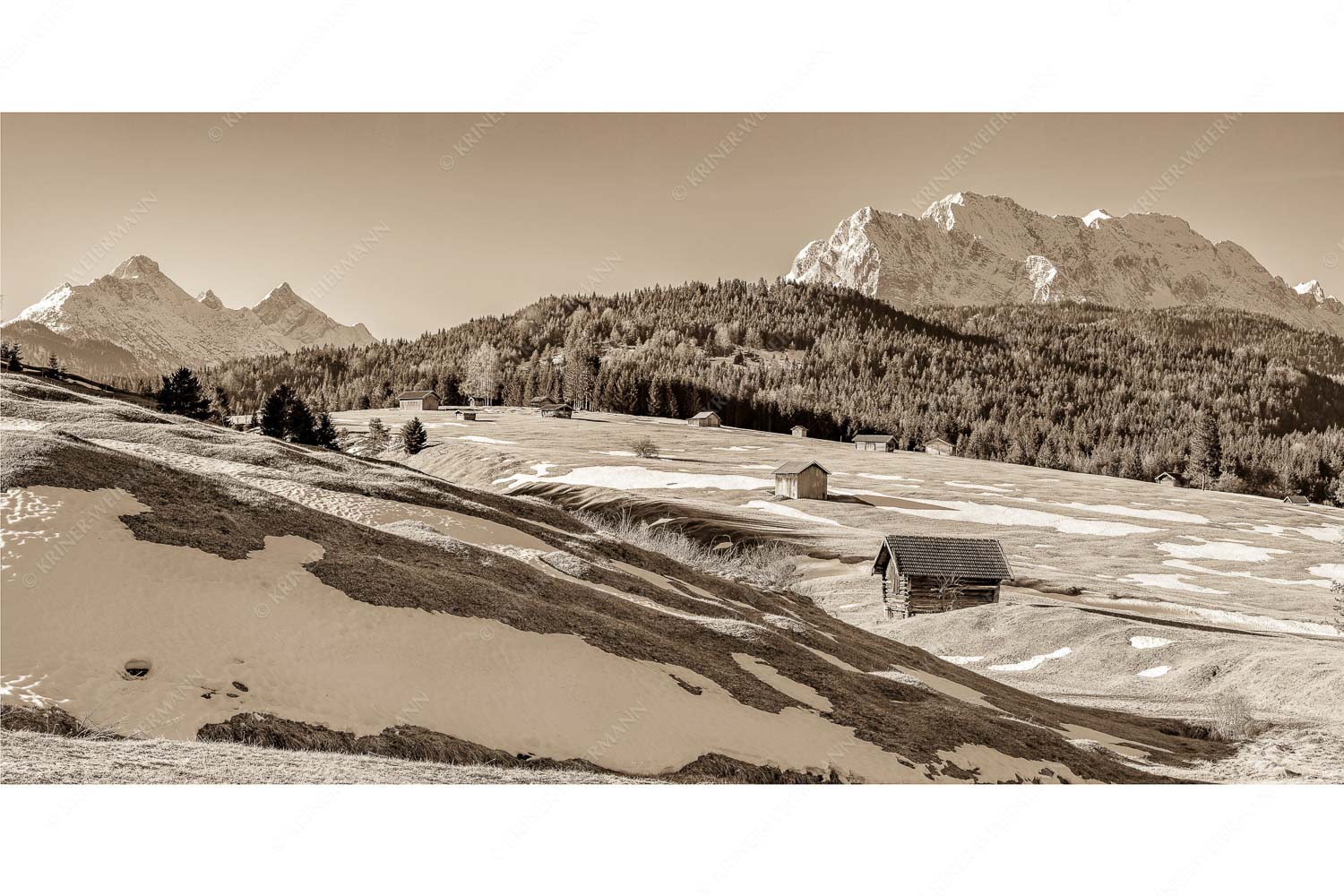 Letzte Reste – Seitenverhältnis 2:1 — Heustadel mit Wettersteingebirge Blick über Buckelwiesen zu den Arnspitzen und Wettersteingebirge