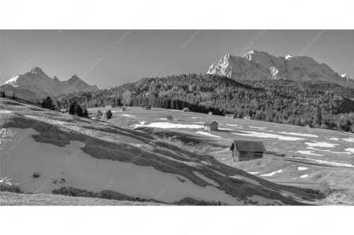 Blick über Buckelwiesen zu den Arnspitzen und Wettersteingebirge - Letzte Reste - Seitenverhältnis 2:1 - Heustadel mit Wettersteingebirge - weitere Infos unter https://www.kriner-weiermann.de