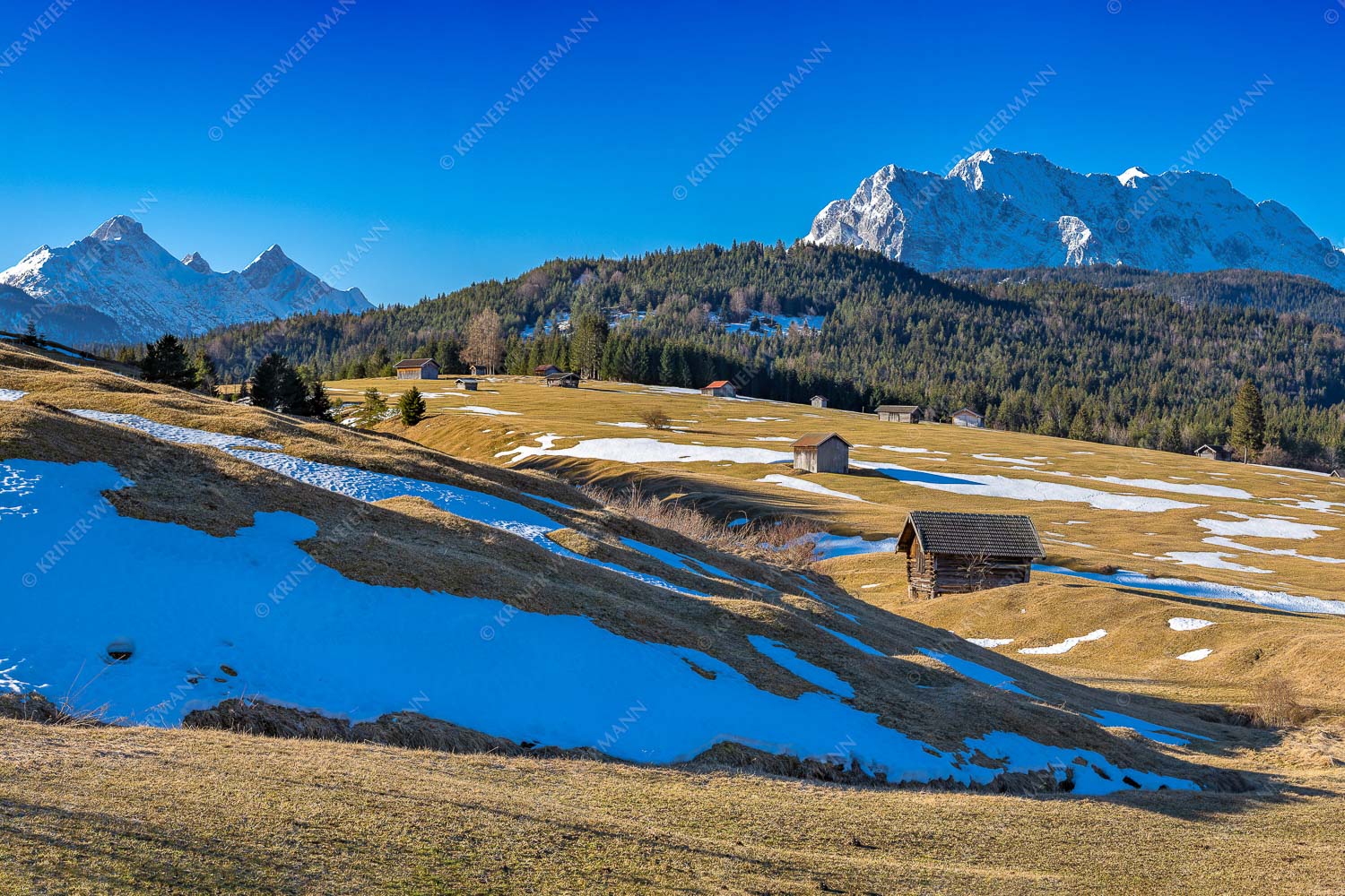 Blick über Buckelwiesen zu den Arnspitzen und Wettersteingebirge - Letzte Reste - Seitenverhältnis 3:2 - Heustadel mit Wettersteingebirge - weitere Infos unter https://www.kriner-weiermann.de