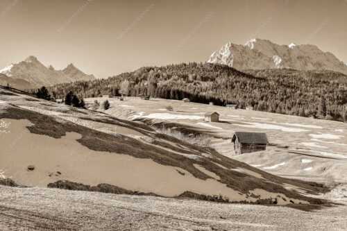 Blick über Buckelwiesen zu den Arnspitzen und Wettersteingebirge - Letzte Reste - Seitenverhältnis 3:2 - Heustadel mit Wettersteingebirge - weitere Infos unter https://www.kriner-weiermann.de
