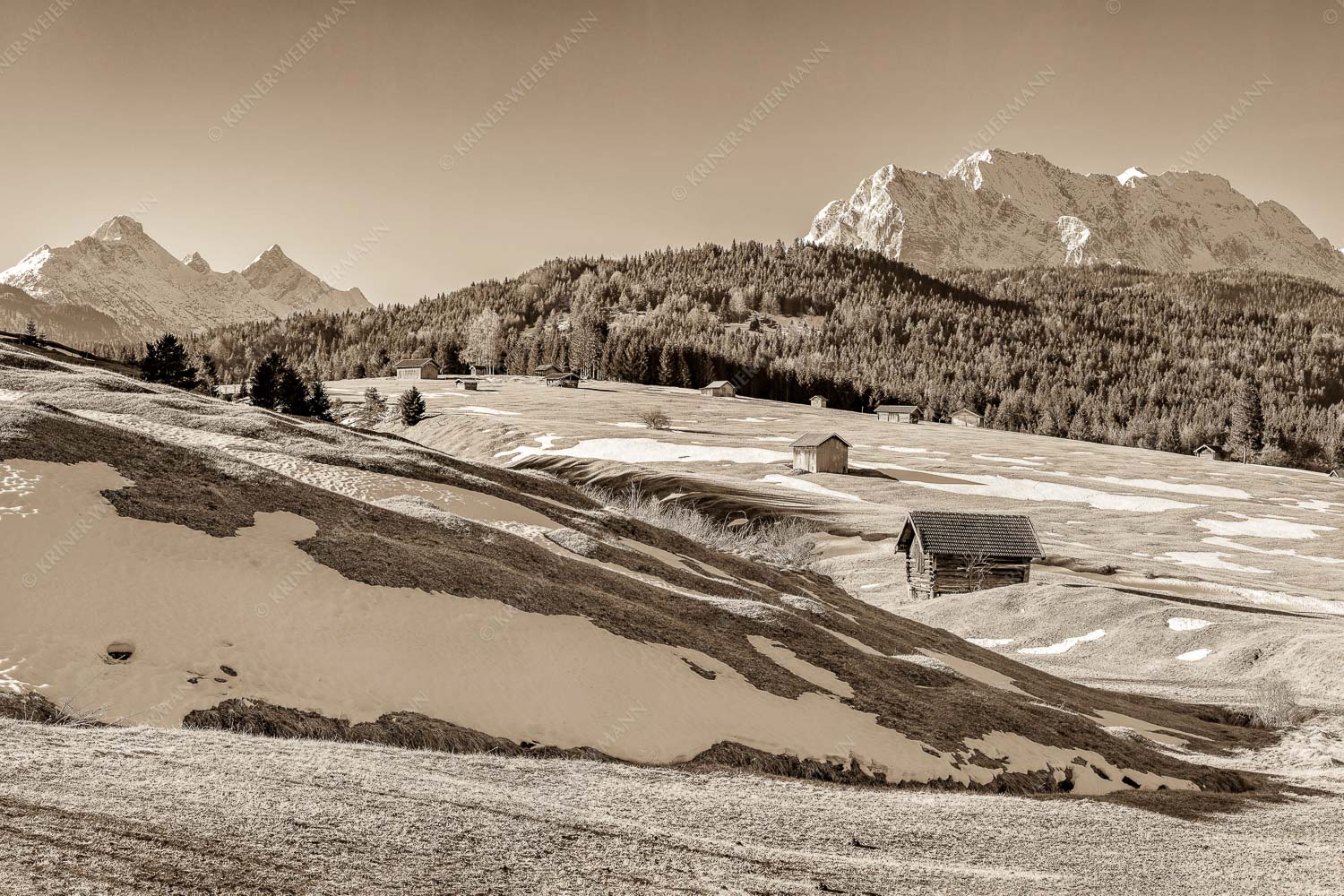 Letzte Reste – Seitenverhältnis 3:2 — Heustadel mit Wettersteingebirge Blick über Buckelwiesen zu den Arnspitzen und Wettersteingebirge
