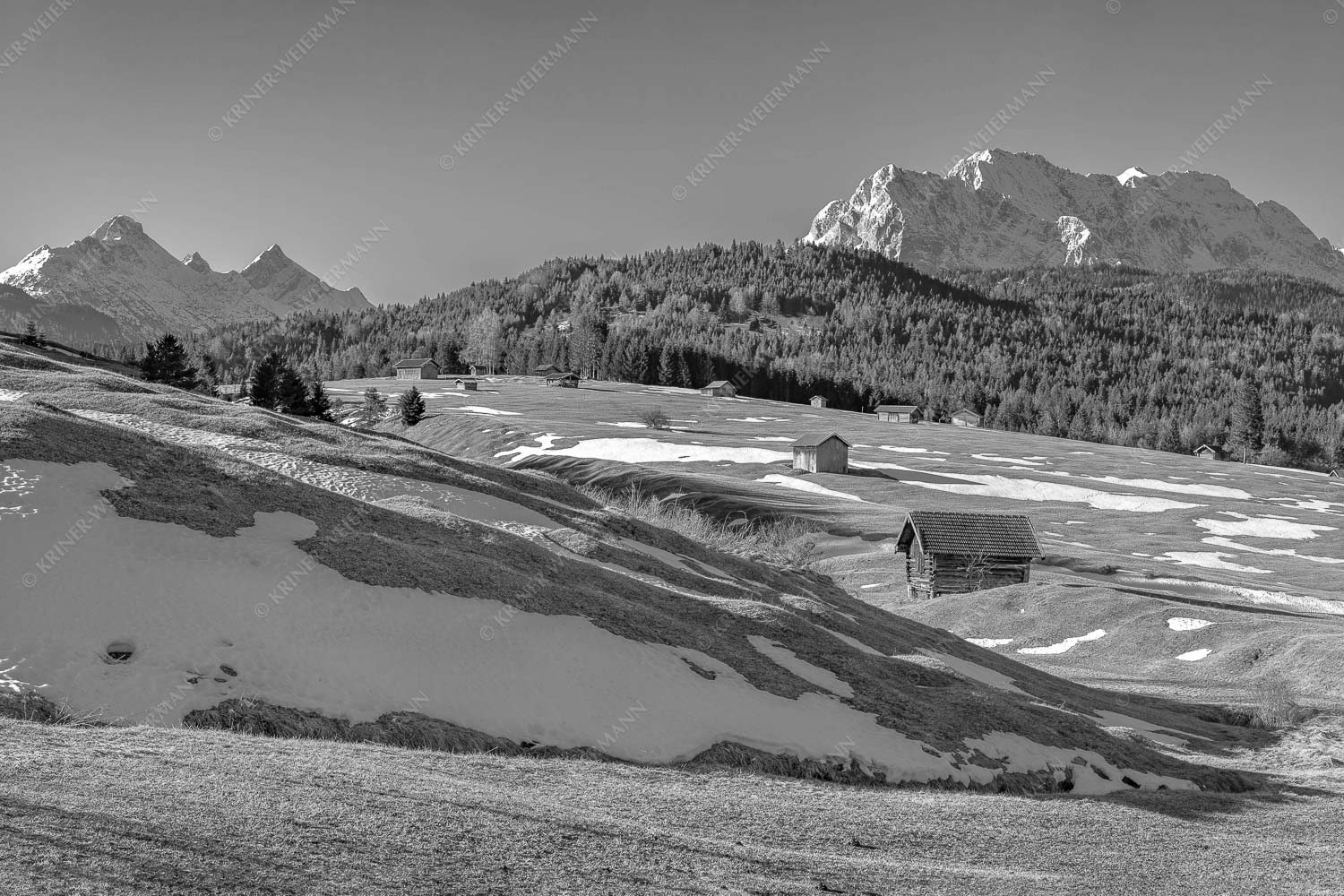 Letzte Reste – Seitenverhältnis 3:2 — Heustadel mit Wettersteingebirge Blick über Buckelwiesen zu den Arnspitzen und Wettersteingebirge
