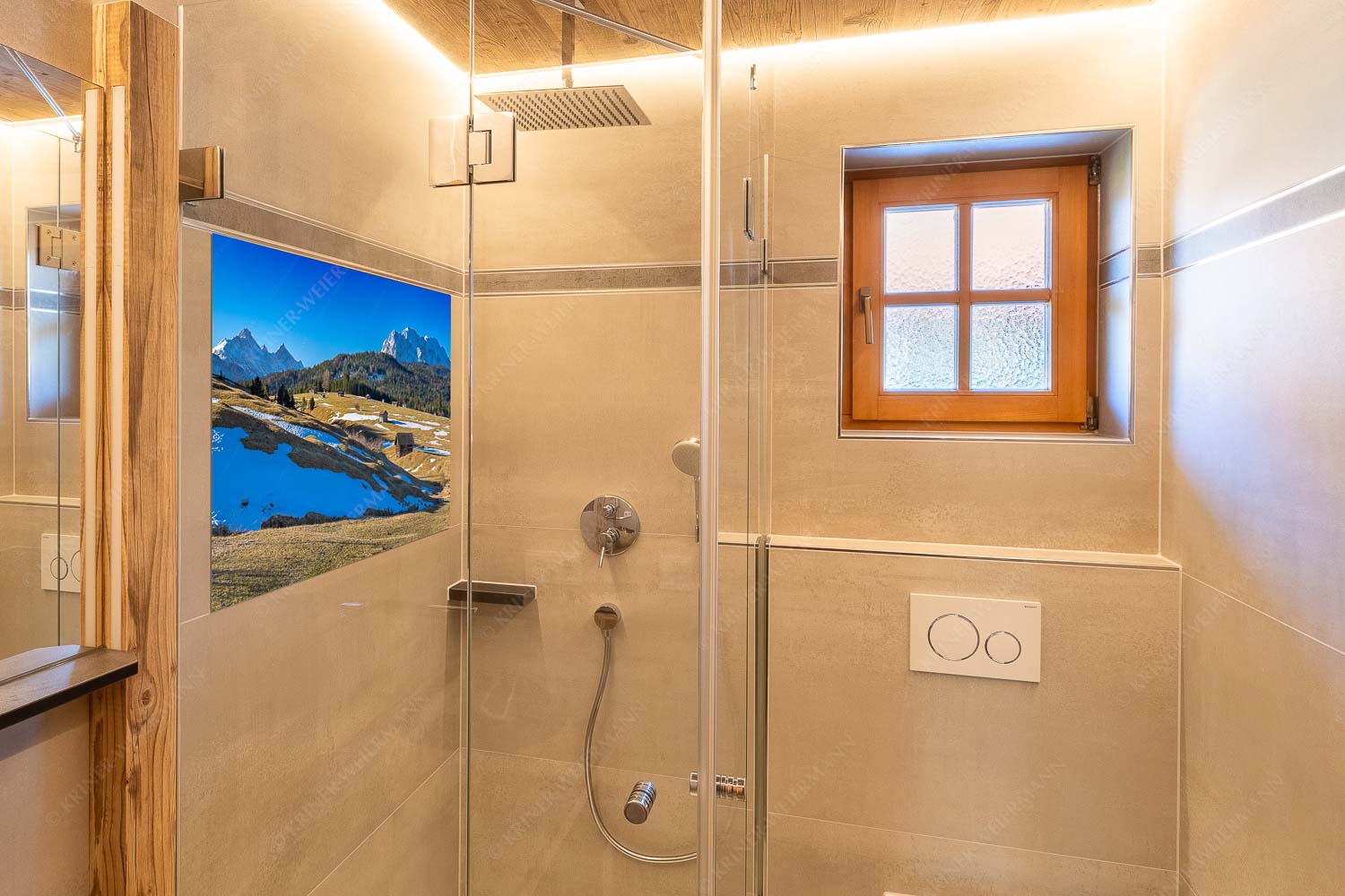 Blick über Buckelwiesen zu den Arnspitzen und Wettersteingebirge - Letzte Reste - Größe ca. 120x80cm, Seitenverhältnis 3:2 - Heustadel mit Wettersteingebirge - weitere Infos unter https://www.kriner-weiermann.de