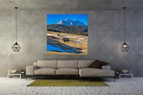 Blick über Buckelwiesen zu den Arnspitzen und Wettersteingebirge - Letzte Reste - Größe ca. 160x160cm, Seitenverhältnis 1:1 - Heustadel mit Wettersteingebirge - weitere Infos unter https://www.kriner-weiermann.de