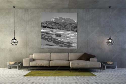 Blick über Buckelwiesen zu den Arnspitzen und Wettersteingebirge - Letzte Reste - Größe ca. 160x160cm, Seitenverhältnis 1:1 - Heustadel mit Wettersteingebirge - weitere Infos unter https://www.kriner-weiermann.de