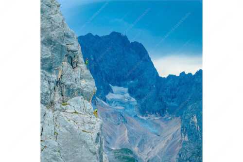 Klettern am Höllentorkopf mit Höllental und Zugspitze im Hintergrund - Letzte Seillänge - Seitenverhältnis 1:1 - Klettern am Höllentorkopf im Wetterstein - weitere Infos unter https://www.kriner-weiermann.de