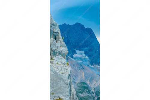 Klettern am Höllentorkopf mit Höllental und Zugspitze im Hintergrund - Letzte Seillänge - Seitenverhältnis 1:2 - Klettern am Höllentorkopf im Wetterstein - weitere Infos unter https://www.kriner-weiermann.de