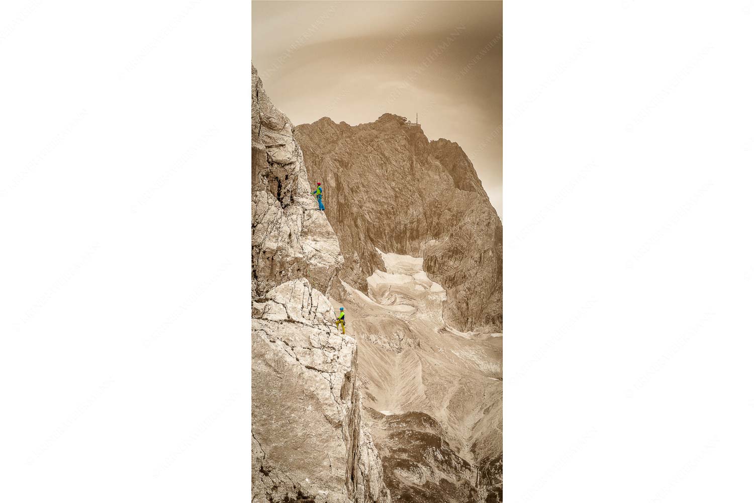 Klettern am Höllentorkopf mit Höllental und Zugspitze im Hintergrund