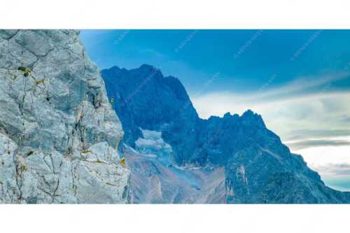 Klettern am Höllentorkopf mit Höllental und Zugspitze im Hintergrund - Letzte Seillänge - Seitenverhältnis 2:1 - Klettern am Höllentorkopf im Wetterstein - weitere Infos unter https://www.kriner-weiermann.de