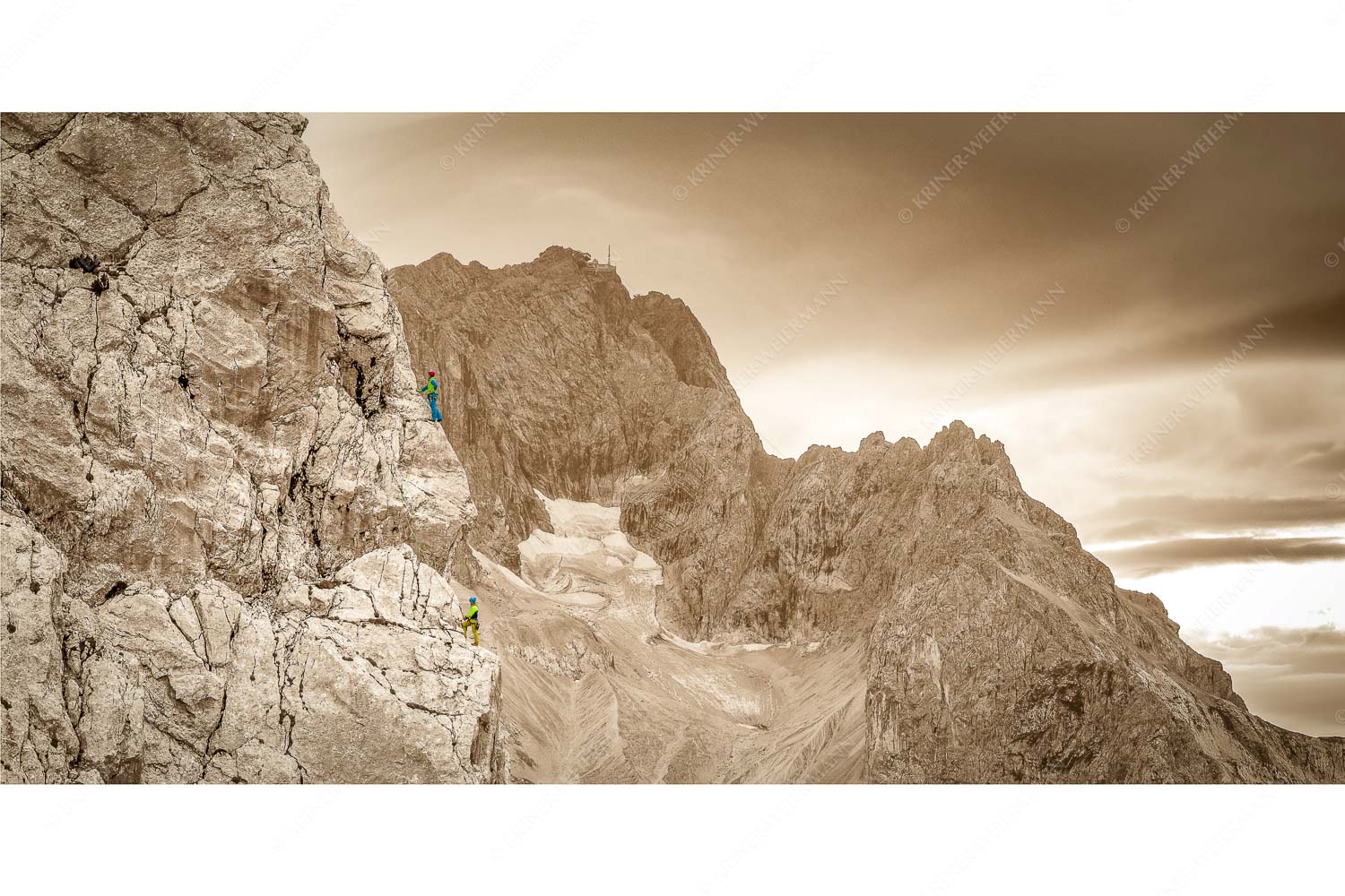 Klettern am Höllentorkopf mit Höllental und Zugspitze im Hintergrund