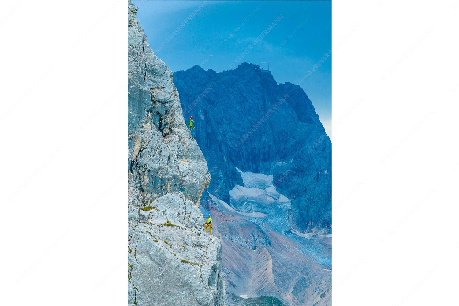 Klettern am Höllentorkopf mit Höllental und Zugspitze im Hintergrund