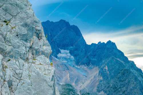 Klettern am Höllentorkopf mit Höllental und Zugspitze im Hintergrund - Letzte Seillänge - Seitenverhältnis 3:2 - Klettern am Höllentorkopf im Wetterstein - weitere Infos unter https://www.kriner-weiermann.de