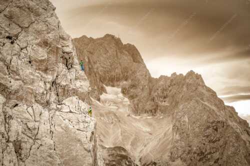Klettern am Höllentorkopf mit Höllental und Zugspitze im Hintergrund - Letzte Seillänge - Seitenverhältnis 3:2 - Klettern am Höllentorkopf im Wetterstein - weitere Infos unter https://www.kriner-weiermann.de