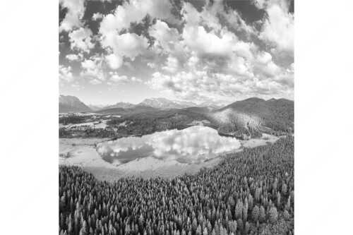 Blick über den Barmsee ins Wettersteingebirge - Lieblingssee II - Seitenverhältnis 1:1 - Luftaufnahme Barmsee mit Wetterstein - weitere Infos unter https://www.kriner-weiermann.de