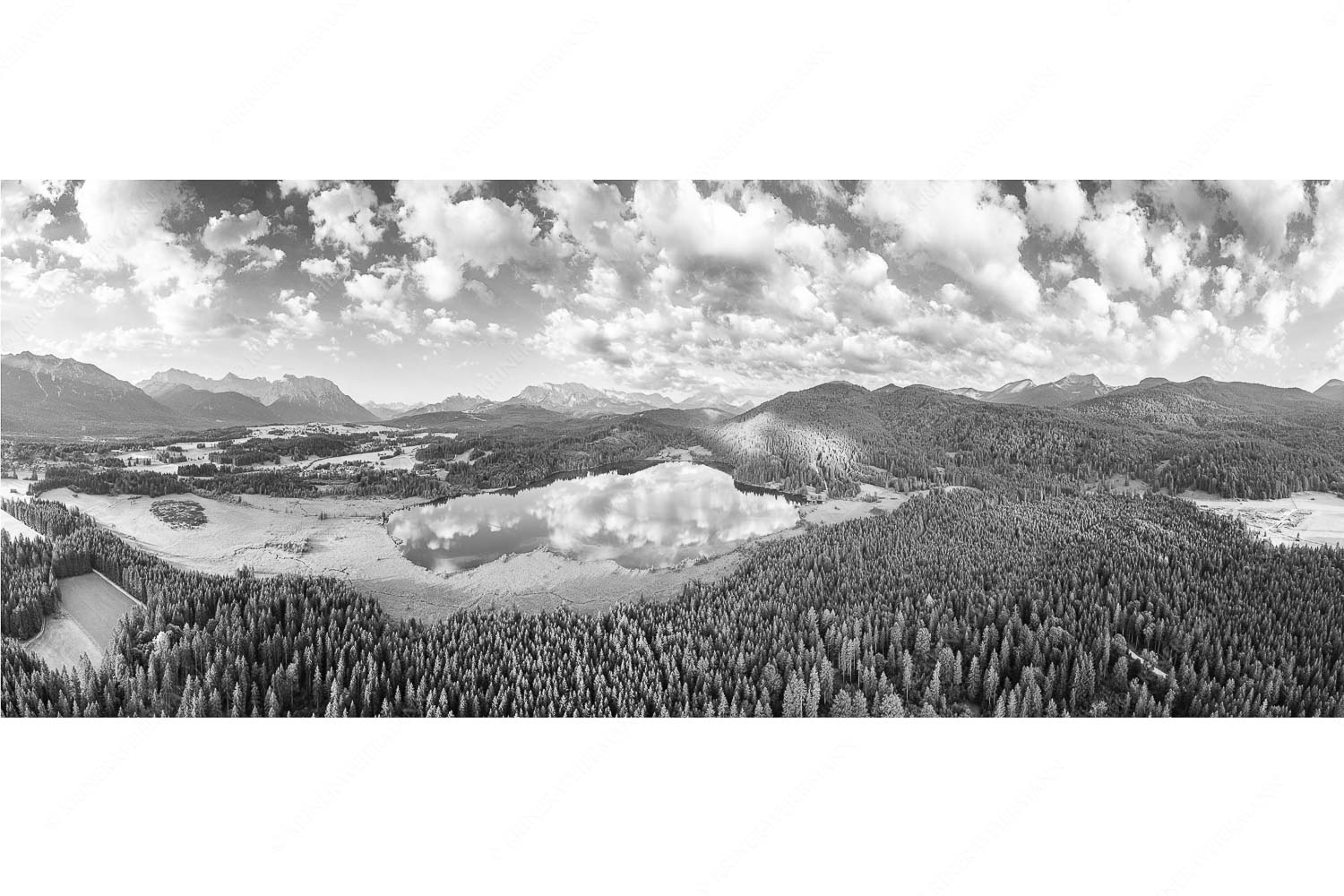 Lieblingssee II – Seitenverhältnis 2,5:1 — Luftaufnahme Barmsee mit Wetterstein Blick über den Barmsee ins Wettersteingebirge