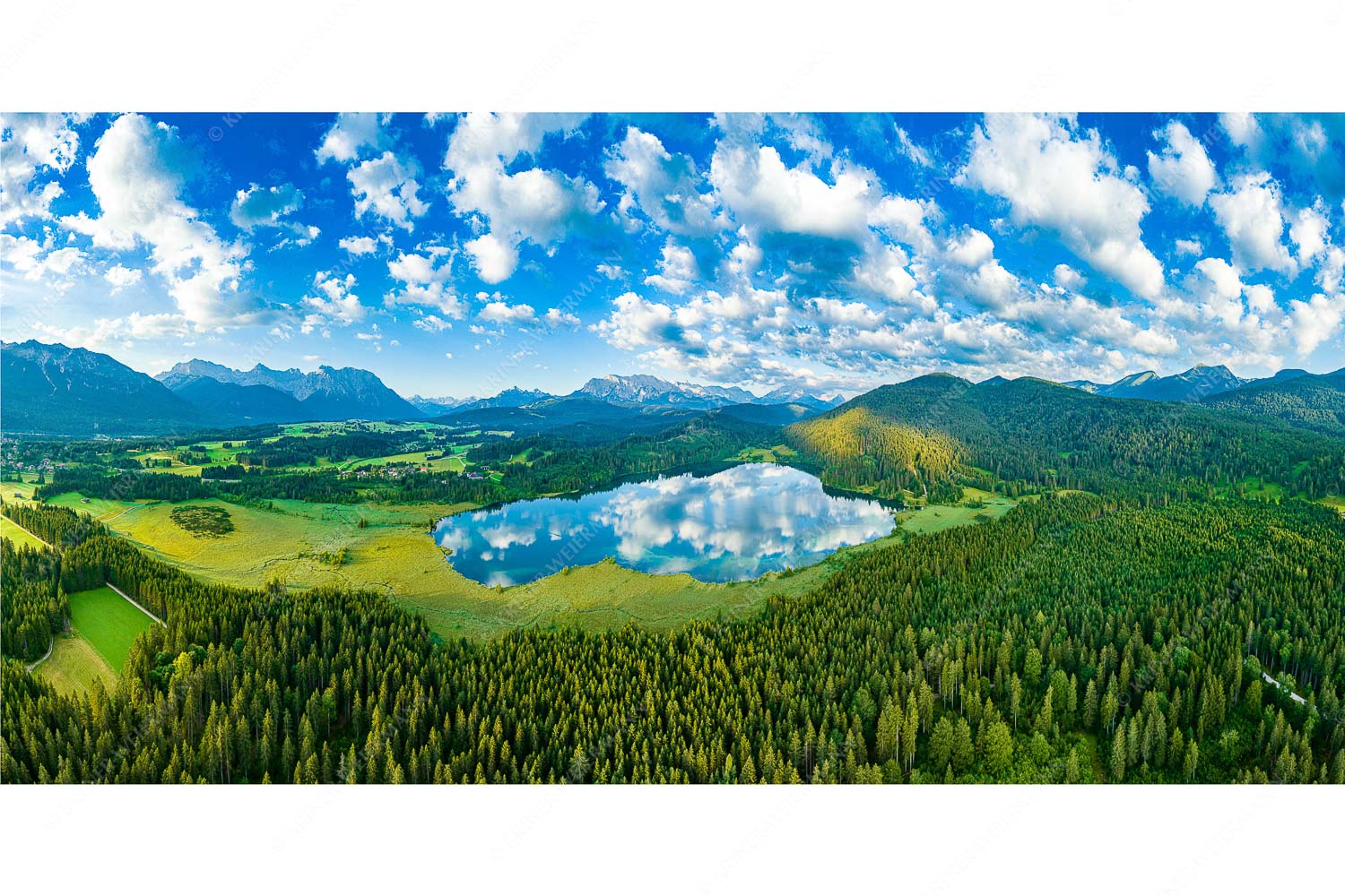 Lieblingssee II – Seitenverhältnis 2:1 — Luftaufnahme Barmsee mit Wetterstein Blick über den Barmsee ins Wettersteingebirge
