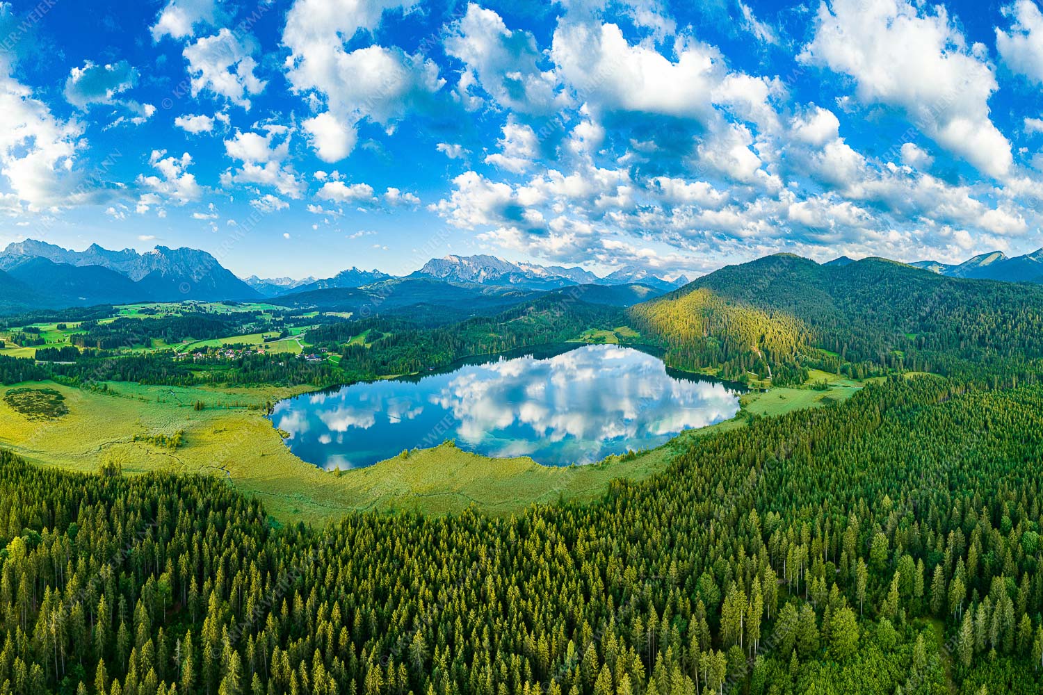 Lieblingssee II – Seitenverhältnis 3:2 — Luftaufnahme Barmsee mit Wetterstein Blick über den Barmsee ins Wettersteingebirge