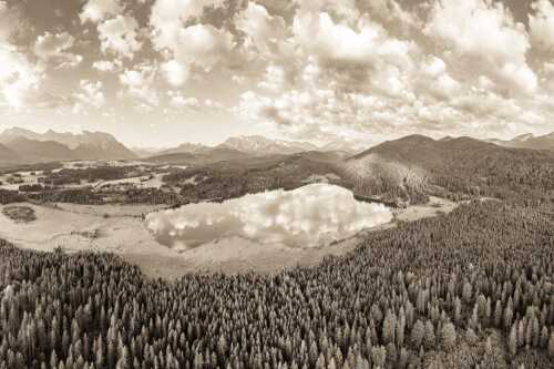 Blick über den Barmsee ins Wettersteingebirge - Lieblingssee II - Seitenverhältnis 3:2 - Luftaufnahme Barmsee mit Wetterstein - weitere Infos unter https://www.kriner-weiermann.de
