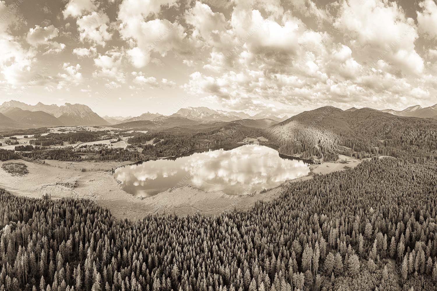 Lieblingssee II – Seitenverhältnis 3:2 — Luftaufnahme Barmsee mit Wetterstein Blick über den Barmsee ins Wettersteingebirge