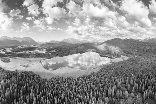 Blick über den Barmsee ins Wettersteingebirge - Lieblingssee II - Seitenverhältnis 3:2 - Luftaufnahme Barmsee mit Wetterstein - weitere Infos unter https://www.kriner-weiermann.de