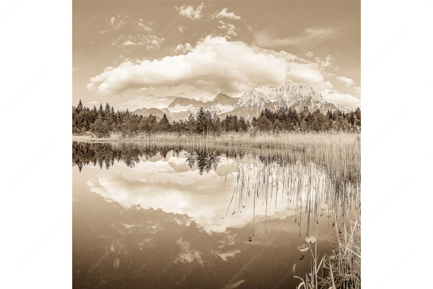 Blick über Luttensee zum Karwendelgebirge - Luttensee Karwendel II - Seitenverhältnis 1:1 - Spiegelung im See - weitere Infos unter https://www.kriner-weiermann.de