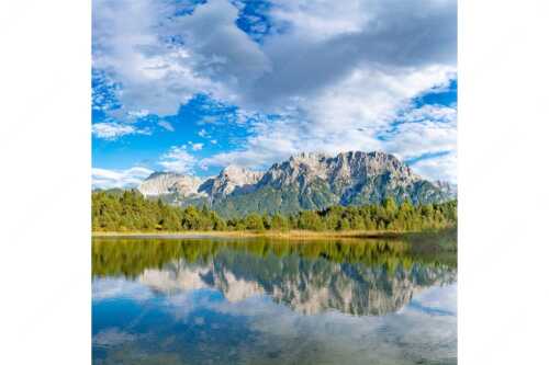 Blick über den Luttensee zum Karwendel mit Wörner, Tiefkar- und Westlicher Karwendelspitze - Luttensee Karwendel V - Seitenverhältnis 1:1 - Wolkenstimmung und Spiegelung - weitere Infos unter https://www.kriner-weiermann.de