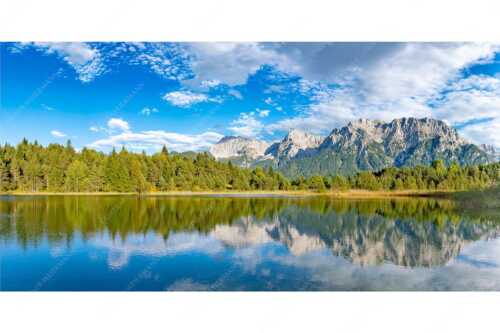 Blick über den Luttensee zum Karwendel mit Wörner, Tiefkar- und Westlicher Karwendelspitze - Luttensee Karwendel V - Seitenverhältnis 2:1 - Wolkenstimmung und Spiegelung - weitere Infos unter https://www.kriner-weiermann.de