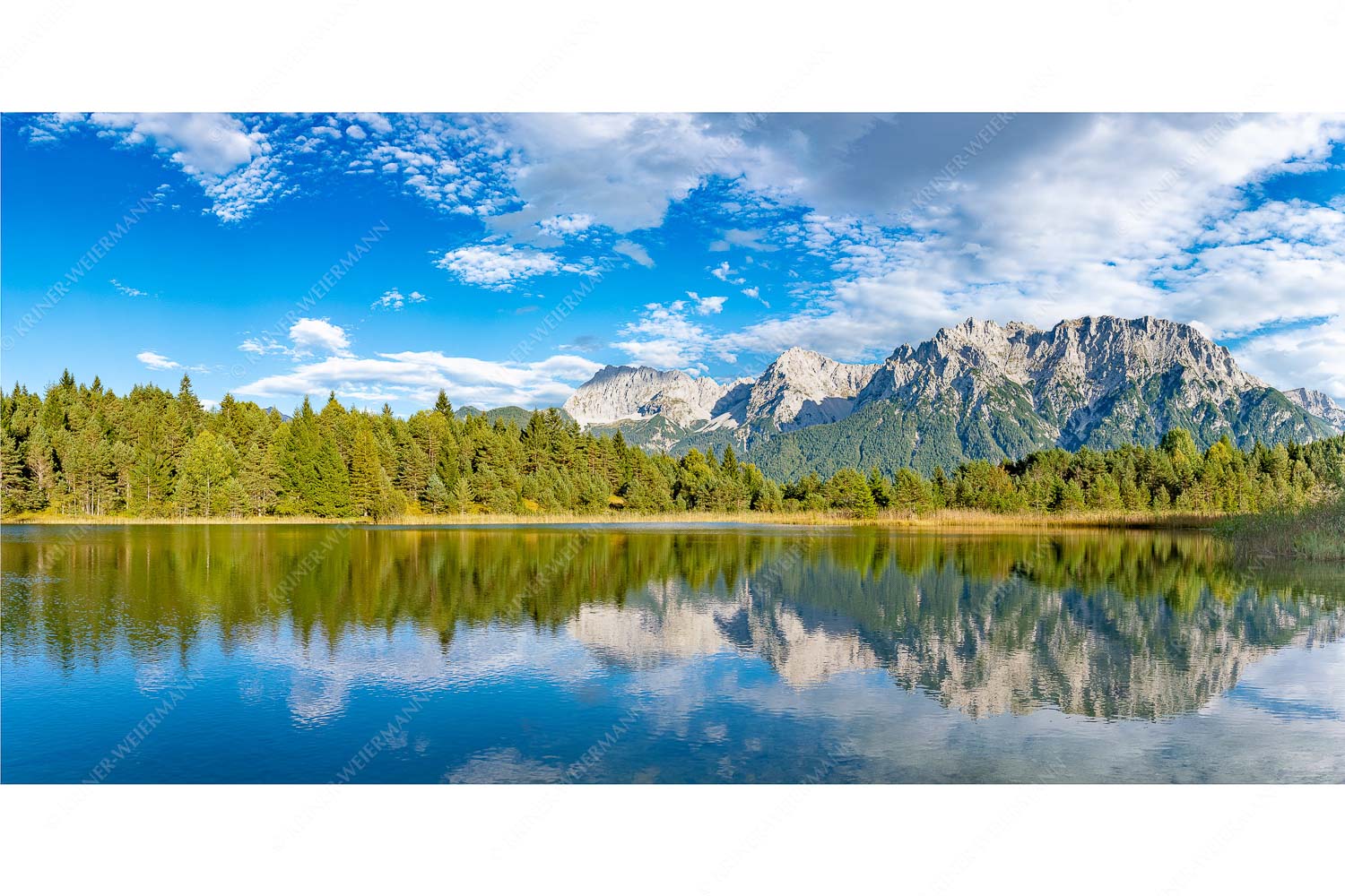 Luttensee Karwendel V – Seitenverhältnis 2:1 — Wolkenstimmung und Spiegelung Blick über den Luttensee zum Karwendel mit Wörner, Tiefkar- und Westlicher Karwendelspitze